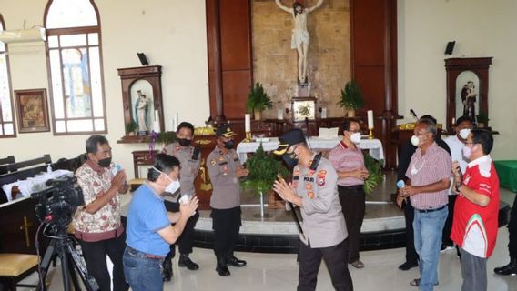 TNI-Polri官员在圣诞节前检查Jember的安全和教会健康协议