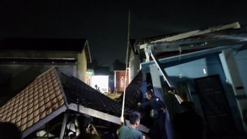  <i>Bruk…</i> Rumah di Martapura Lama Banjar Tiba-tiba Roboh, 4 Orang Terjebak