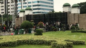 Demo Memanas di DPR: Massa Teriak Nama Prabowo, Nyanyi Tanah Airku Sampai Gedor-gedor Pagar