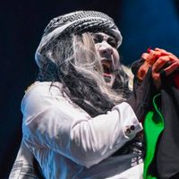 解释Kuburan乐队的歌手与批评Slank的“不再给予骨头”的歌曲的出现有关