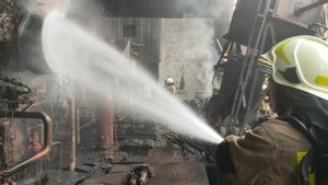 Diduga Terkena Percikan Api Alat Las, Pabrik Baja di Kawasan Industri Pulogadung Hangus Terbakar