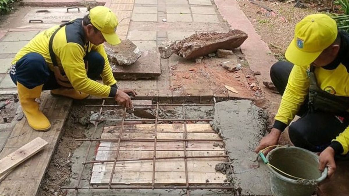 Besi Penutup Saluran Air di Grogol - Petamburan Sering Dicuri Maling, Sudin Bina Marga Ganti dengan Cor-coran  