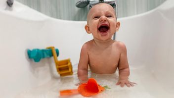 متى يمكن للطفل أن يستحم في الماء البارد؟