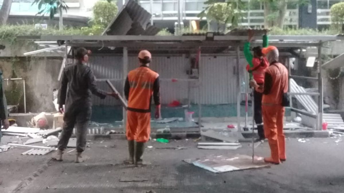 Municipal Police Control Street Vendors on the Public Facilities in the Elite Area Of South Jakarta