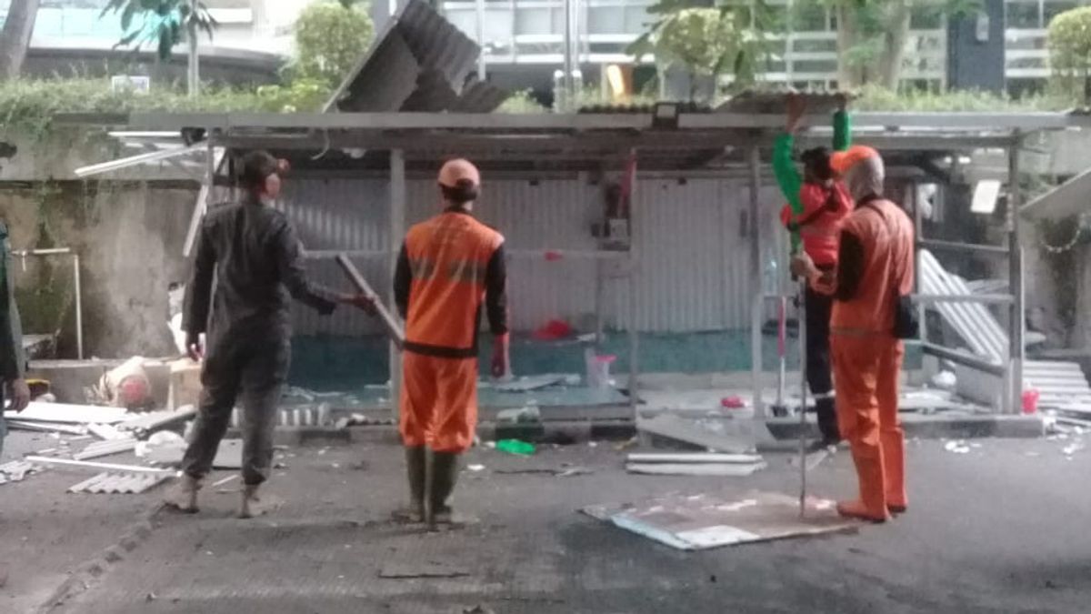 Satpol PP dan Polisi Tertibkan PKL yang Berdiri di Atas Fasum Kawasan Elit Jaksel