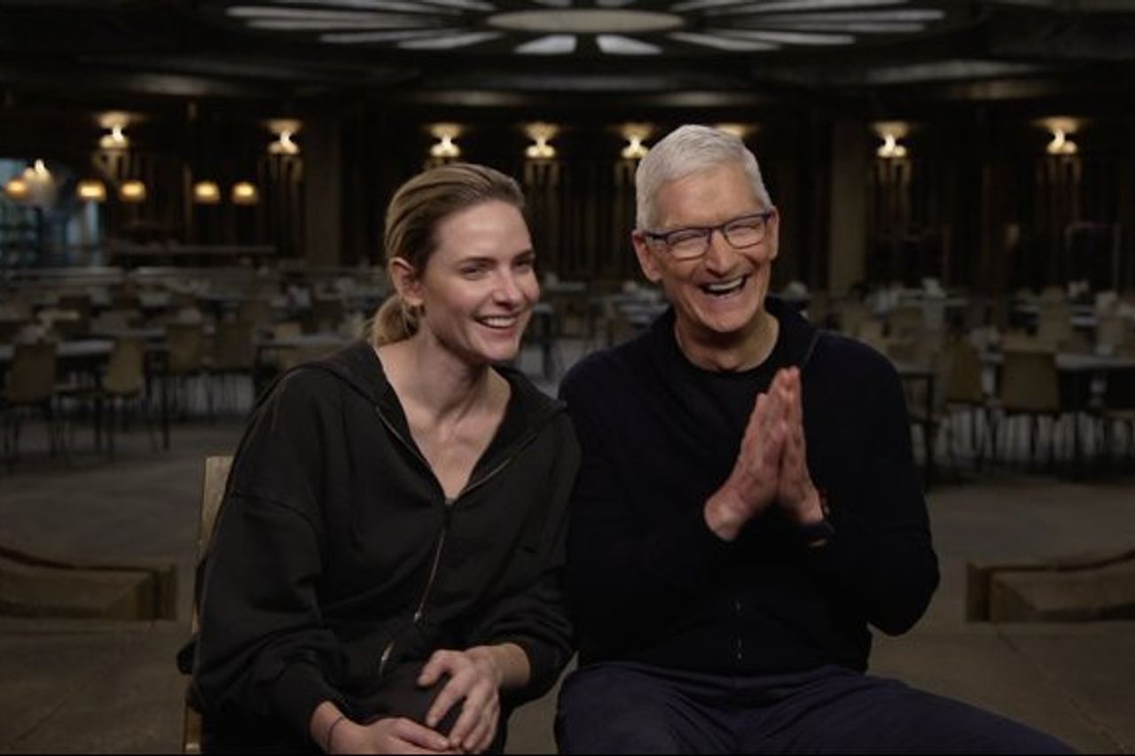 库克的团队和丽贝卡·弗格森(Rebecca Ferguson)在英国的片场宣布了“西洛”系列的新赛季。