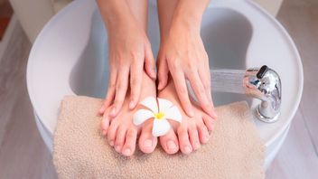 Sering Lupa Cuci Kaki Sebelum Tidur? Ini Risiko yang Mengintai