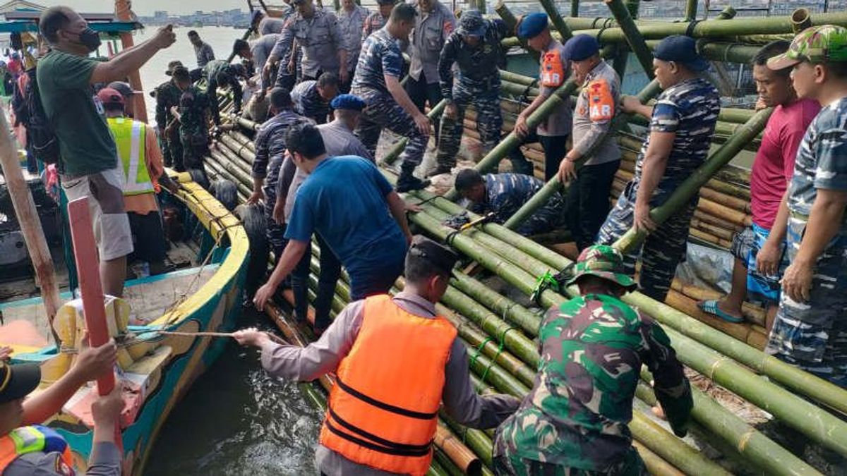 スマラン港湾地域に氾濫する水が海に汲み上げられる