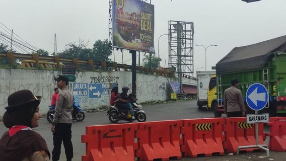 警方要求摩托车旅行者注意Jomin-Cirebon Muara Truk Besar Sumbu Tiga段