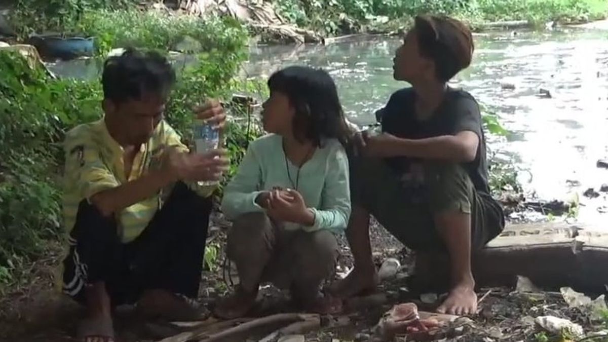 Terlantar di Kolong Jembatan KBT Jaktim, Keluarga Pemulung Idap Penyakit Kronis