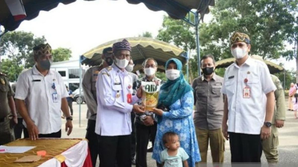 Residents Of Tanah Laut, In The Midst Of Scarcity, Regent HM Sukamta Intervenes To Prepare 2,000 Liters Of Cooking Oil
