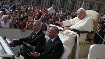 教皇约翰保罗二世进入清真寺，在今天的历史，2001年5月6日