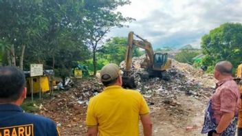 Sungup Kalsel Menumpuk垃圾填埋场的垃圾,摄政王指示DLH Keruk使用重型设备