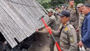 Bawa Godam, Satpol PP Bogor Tertibkan 24 Bangunan Liar di Jalur Puncak