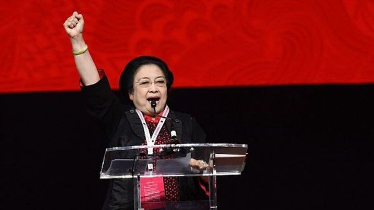 alant ses larmes lors du 52e anniversaire du PDIP, Megawati a exprimé sa gratitude au MPR pour rectifier l’histoire de Karno