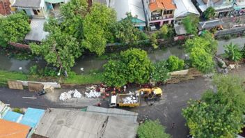 Jebol Embankment Causes Floods In Major General Sungkono Surabaya