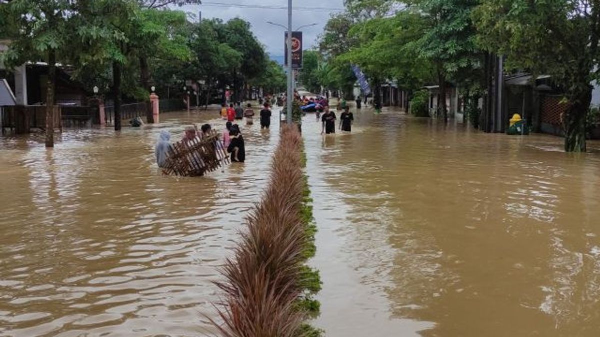 مركز مدينة ترينغاليك المغمور بالفيضانات يصل ارتفاعه إلى 1.7 متر ، مثل هذا هو الشرط