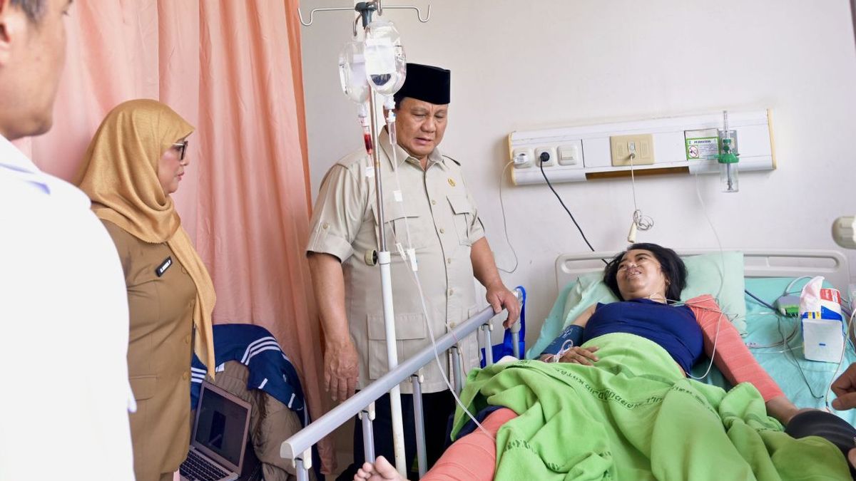 Jenguk Korban Tabrakan Kereta Api di RSUD Bekasi, Prabowo Pastikan Kompensasi dan Investigasi Menyeluruh