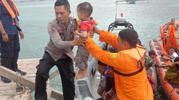 Berangkat dari Labuan Bajo Kapal Berpenumpang 17 Orang Karam di Tengah Laut, Evakuasi Berjalan Lancar