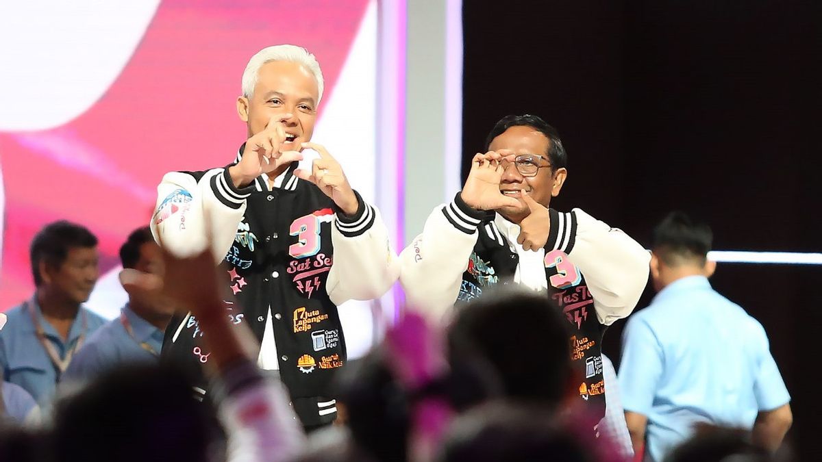 Varsity Jacket, Simple Clothing Style And Trendy Ganjar Pranowo Mahfud MD At The Presidential Candidate Debate