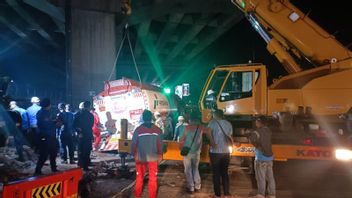 ブカシで致命的な事故に遭ったプルタミナタンカートラックを避難させる合同チーム