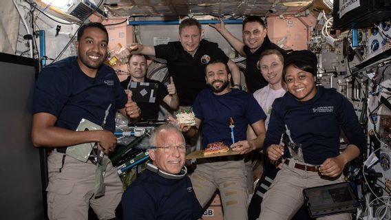 Negaranya Berseberangan Soal Perang Ukraina, Kru Rusia dan AS Kompak Kasih Kejutan untuk Astronot UEA di Luar Angkasa