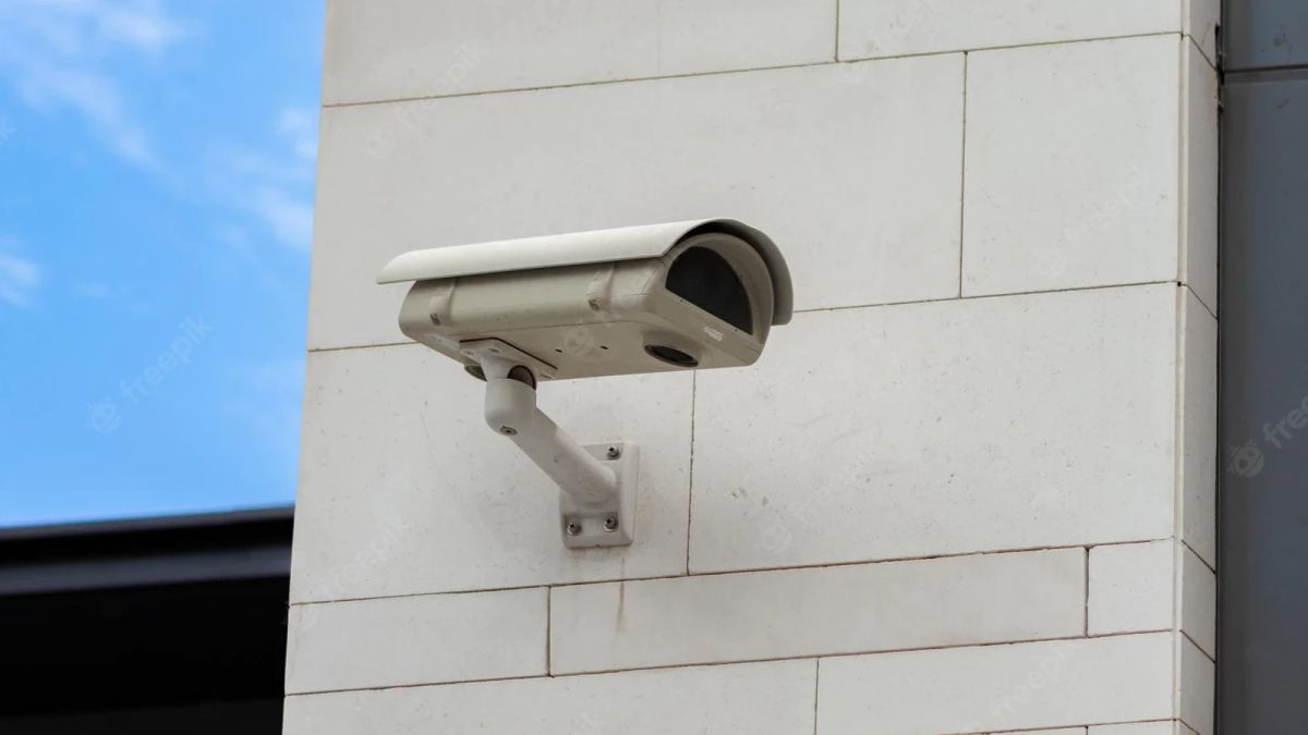 Polisi Ungkap Rekaman CCTV Detik-detik Kanzha Welawangko Ribut di Area Kampus UKI