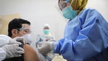 赤と白のワクチンの第III相臨床試験を4,005人の東ジャワボランティアとジャワ島外で注射