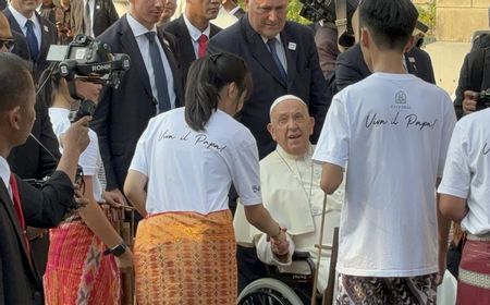 Paus Fransiskus Tiba di Gereja Katedral Temui Uskup, Imam, Seminaris hingga Katekis