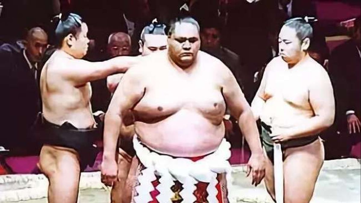First Time Non-Japanese Get Highest Sumo Ranking, In History January 25, 1993