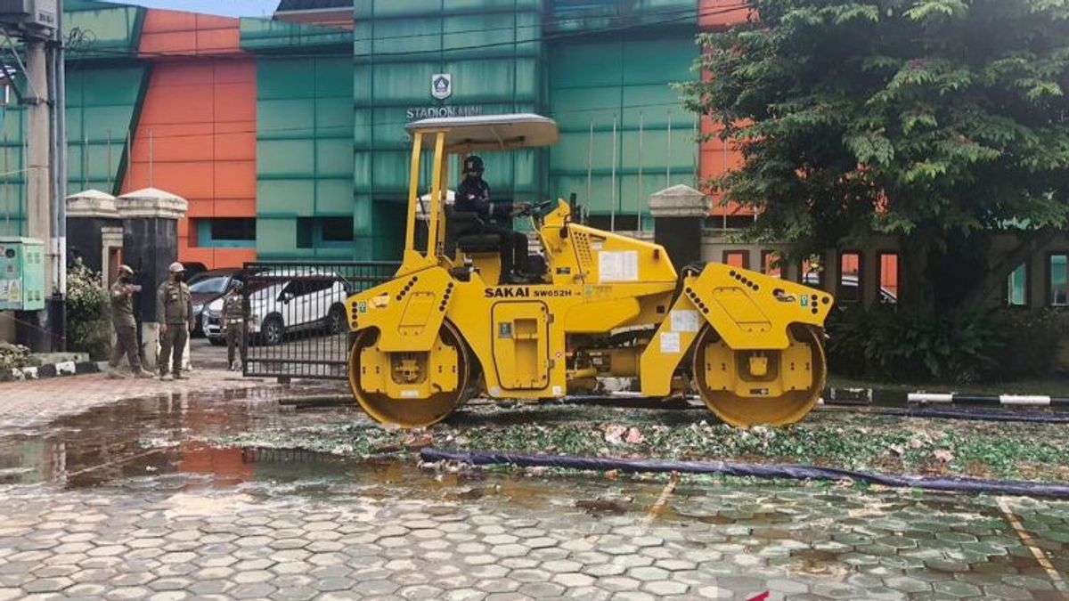 To Eradicate Immorality, Bogor Satpol PP Destroys 2,135 Bottles Of Liquor