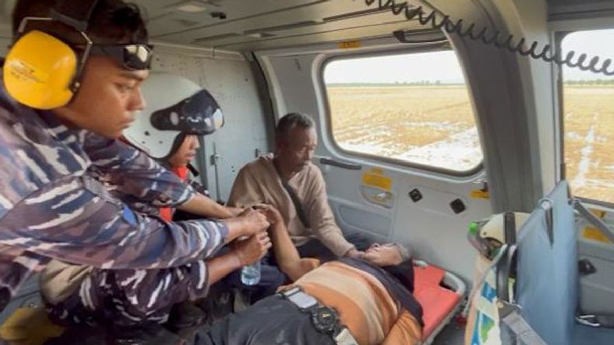 TNI Evakuasi Korban Banjir Pengidap Stroke di Aceh Tamiang dengan Helikopter
