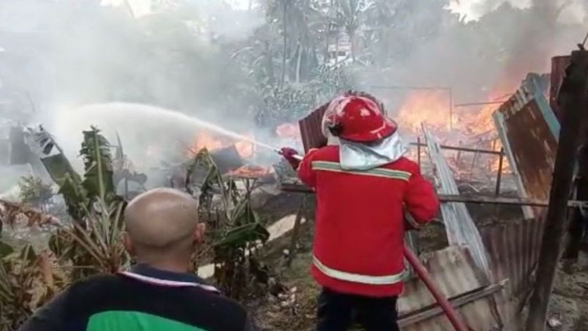 En Commençant Par Le Bruit Des Explosions, Quatre Maisons à Jambi Ont Brûlé