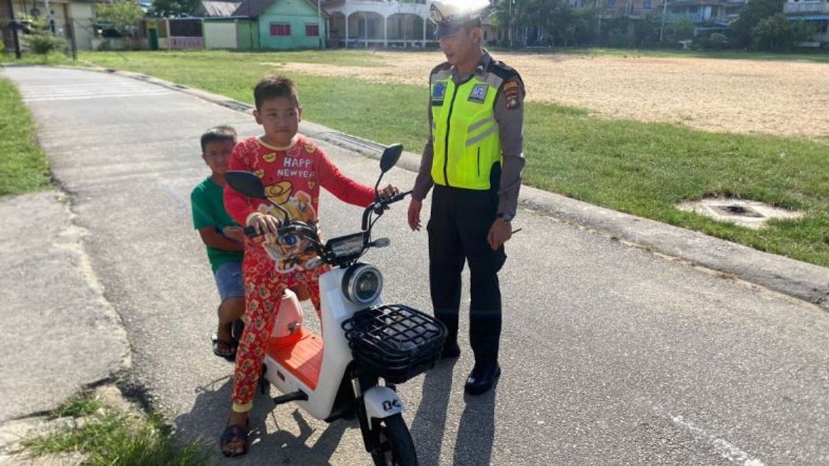 事故を避ける、警察は電動自転車の運転手を命じる