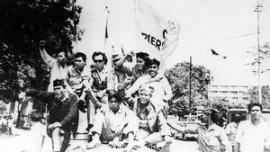 Aksi Angkatan 66 <i>'Kempesin'</i> Ban Mobil Menteri Soekarno