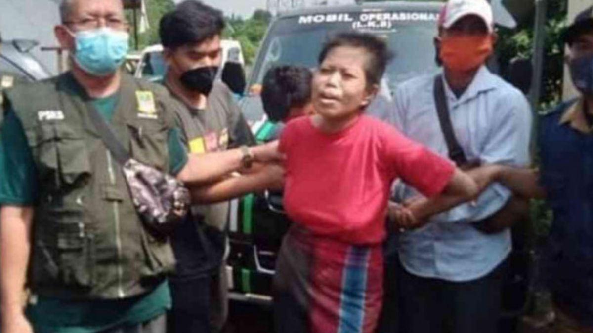 Mother And Child With Mental Disorders Status Arrested By Bekasi Social Service For Disrupting Public