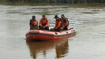 寻找被锡亚克河水流拖拽的11岁男孩的第二天，SAR准备潜水设备