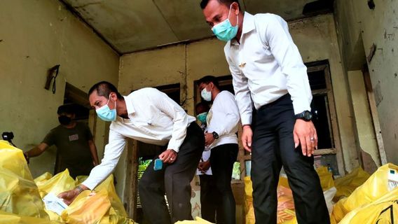 6 Tonnes De Déchets Médicaux éparpillés Dans Le Bâtiment Mataram BKMM, Allant Des Préservatifs, Des Injections Et Des Perfusions