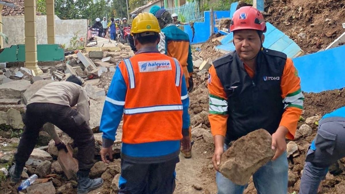 Rumahnya Hancur Akibat Gempa Cianjur, Petugas PLN Ini Tetap Profesional