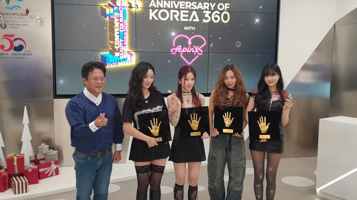 Peletakan Hand Printing Apink dalam Perayaan Hari Jadi Pertama KOREA 360