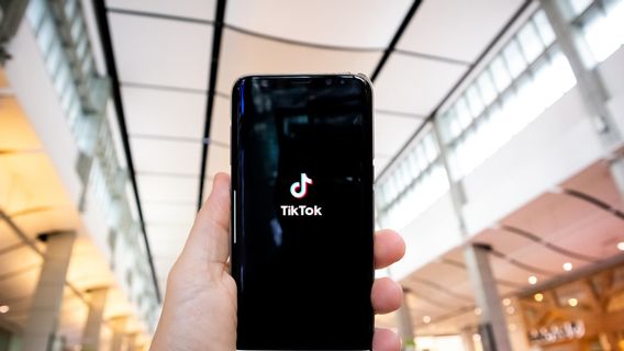 مليئة بالوعود الكاذبة والإعلانات المالية والتشفير المحظورة على TikTok 