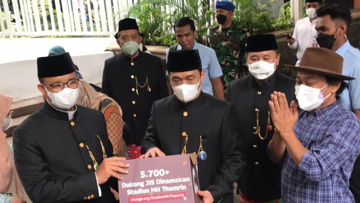 JJ Rizal Intercepts Anies At City Hall, Submits Petition Of Support To Change JIS Name To MH Thamrin Stadium