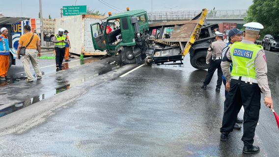 دراسة الحادث على طريق JORR Cakung Toll Road ، قتل سائق الشاحنة المقطورة