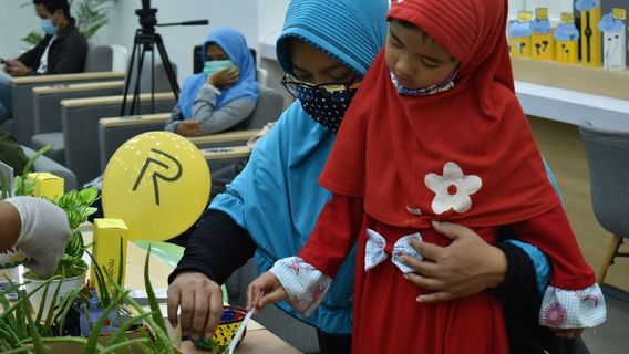 Commemorating Earth Day, Service Realme Can DIY Plants