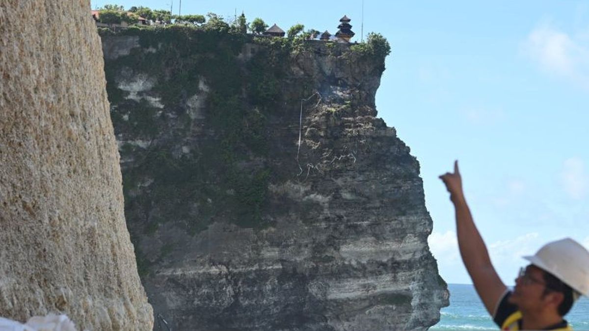 Work On Handling Retak Pura Uluwatu Bali Cliff Reaches 70 Percent