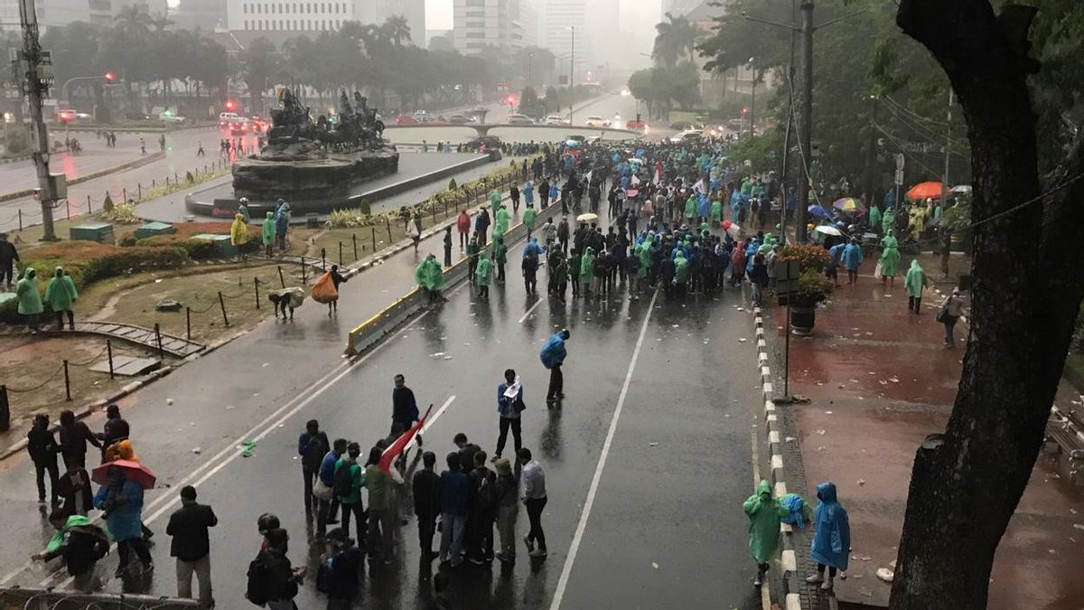 Surviving In The Rain, BEM SI Demonstrators Met By Stafsus Jokowi