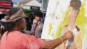 数十位艺术家正忙着在婆罗浮屠寺绘制警察的身影