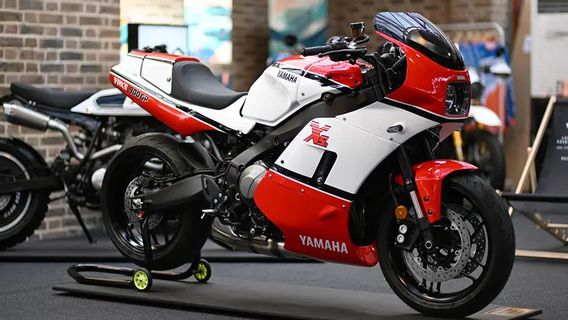 これがヤマハXSR900がRD500に変身する外観です