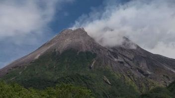 Merapi est entré en éruption, lance un nuage chaud de 2,5 km à Kali Boyong