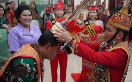 Kunker ke Kalteng, Panglima TNI Terima Gelar Kehormatan Adat Dayak